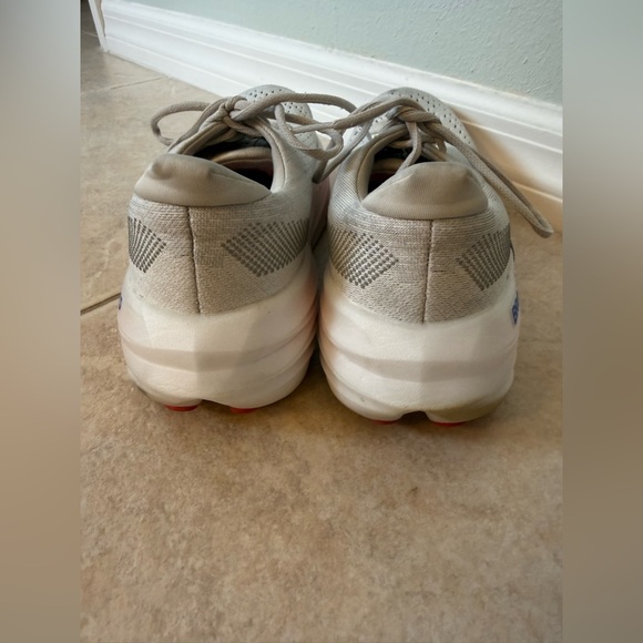 Brooks Glycerin MAX Women's
Athletic Shoes - White and Pink - Picture 5 of 10